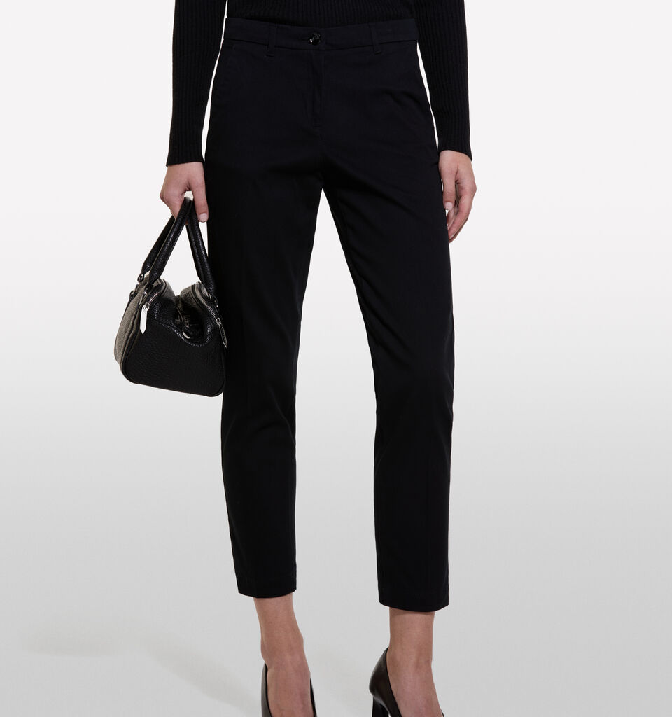 Pantalon chino noir de type cigarette - null - Noir | Sisley image number 4